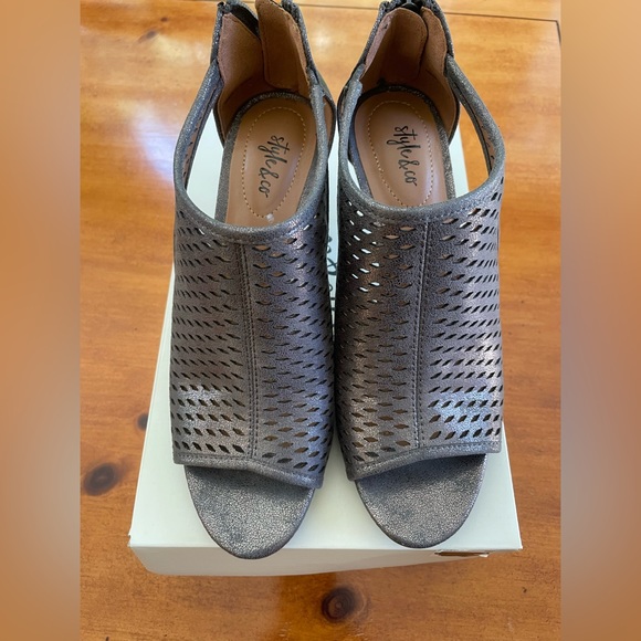 NWBox STYLE & CO Womens Haddiee Perforated Ankle Shooties (Flint, 8M) Never worn - Picture 5 of 12